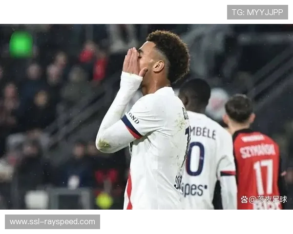 终场哨响，雷恩球员相拥庆祝爆冷击败卫冕冠军巴黎圣日耳曼